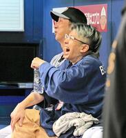 バンテリンドームのベンチで語らう藤川監督と松下さん＝２０２５年４月２９日