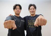 　ポーズを決める高橋（左）と伏見（撮影・西田忠信）