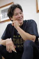 　高橋と対談すする伏見（撮影・西田忠信）