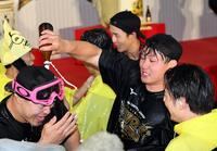 祝勝会でビールを佐藤輝にかける森下（撮影・田中太一）
