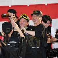 祝勝会でビールかけをする藤川監督（撮影・田太一）