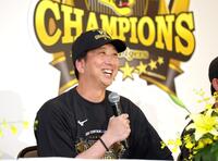 笑顔を交え会見する阪神・藤川球児監督＝グランドプリンスホテル広島（撮影・立川洋一郎）