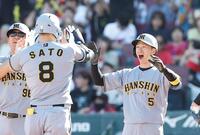 ３回阪神２死一、二塁、３ランを放った阪神・佐藤輝明を迎える阪神・近本光司（右）＝マツダスタジアム（撮影・西田忠信）