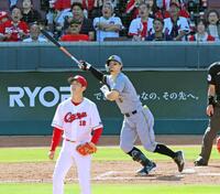 ３回、右中間スタンドへ勝ち越し３ランを放つ佐藤輝