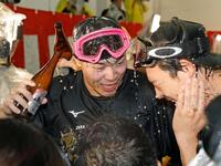 大山（右）とビールをかけ合う佐藤輝（撮影・西田忠信）