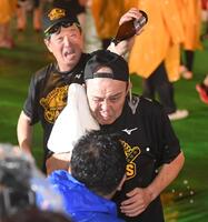 　１８年後に再び祝勝会で岡田監督にビールをかける平田２軍監督＝２３年９月