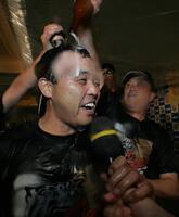 　祝勝会で岡田監督にビールをかける平田ヘッド＝０５年９月