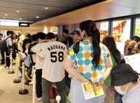 阪神百貨店梅田本店で始まった「阪神タイガース優勝記念セール」に長蛇の列ができた