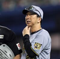 １０回、投手交代を告げる藤川監督（撮影・田中太一）
