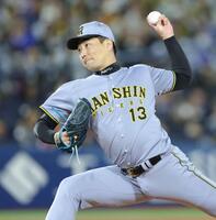９回に登板し力投する岩崎（撮影・西岡正）