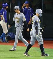 ６回、空振り三振に倒れた佐藤輝と厳しい表情の藤川監督（撮影・金田祐二）