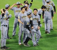 スタンドの胴上げコールに伏見を胴上げしようとする佐藤輝（撮影・金田祐二）