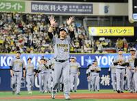 スタンドのファンに手を振る藤川監督（撮影・田中太一）