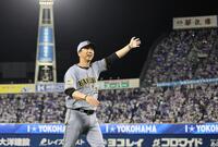 スタンドのファンに手を振る藤川監督（撮影・田中太一）