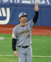 スタンドに手を振る藤川監督（撮影・金田祐二）