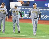 スタンドにあいさつに向かう藤川監督とがっくりの工藤（撮影・金田祐二）