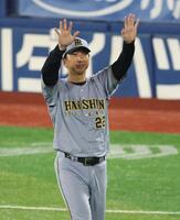スタンドのファンにあいさつする藤川監督（撮影・金田祐二）