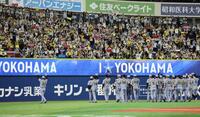 スタンドのファンに手を振る藤川監督（左）ら（撮影・田中太一）