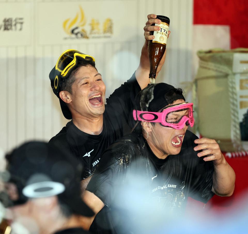 祝勝会で坂本は伏見にビールをかける（撮影・田中太一）