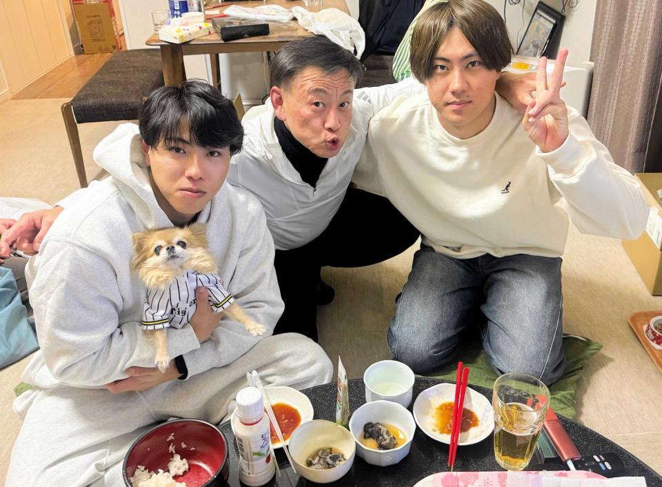 　今年の正月に秋田の実家で。（左から）工藤、父・一範さん、兄・晃輔さん（家族提供）