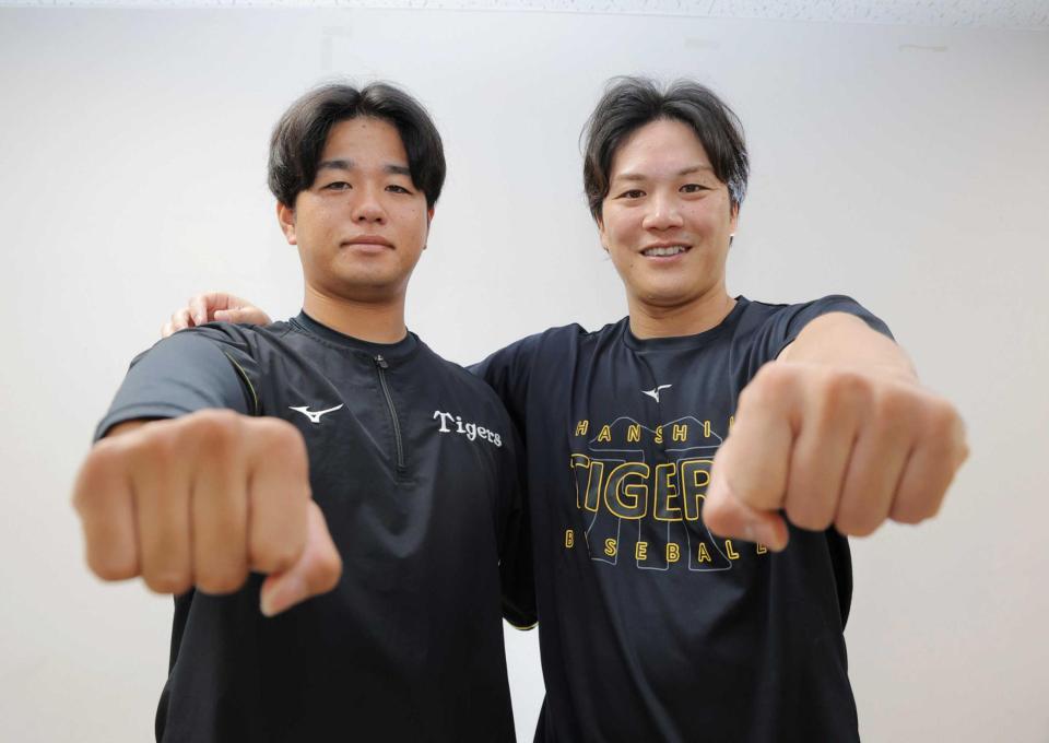 　ポーズを決める高橋（左）と伏見（撮影・西田忠信）