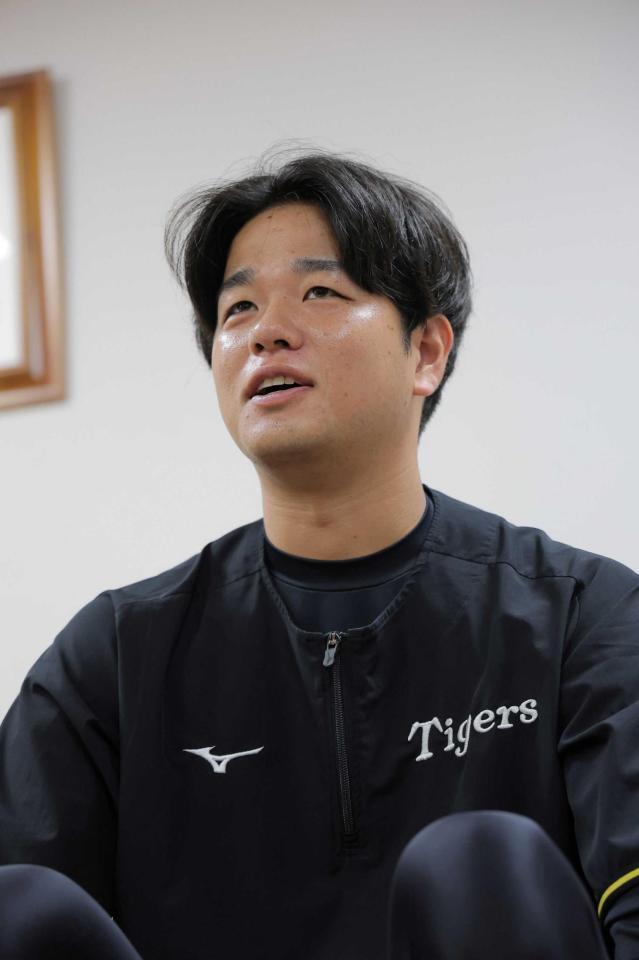 　伏見と対談する高橋（撮影・西田忠信）