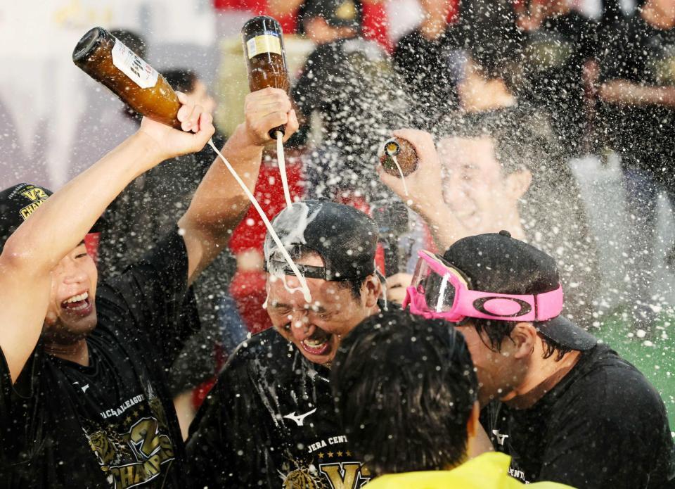 祝勝会でビールを浴びる藤川監督（撮影・田中太一）