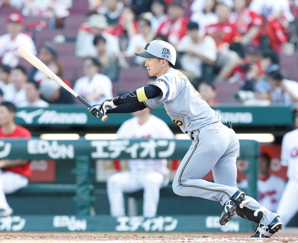 ３回阪神無死、右前打を放つ阪神・近本光司＝マツダスタジアム（撮影・西田忠信）