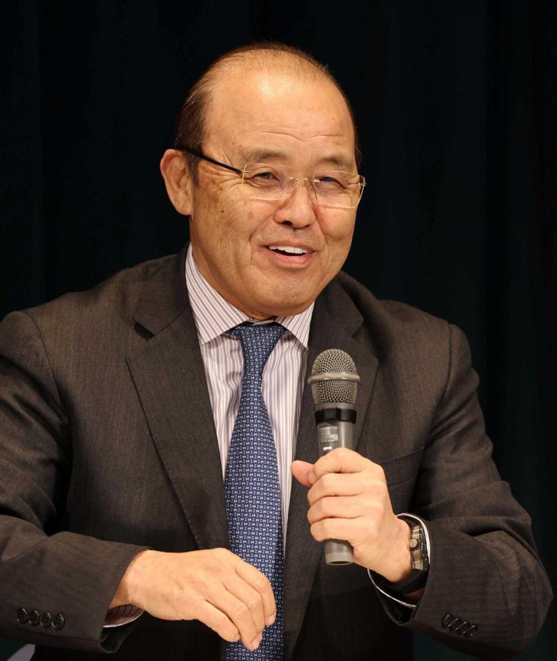 　高橋の今季の大躍進を称賛する岡田顧問