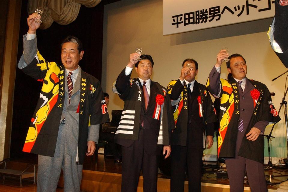 　優勝翌年にヘッドコーチに就任した平田氏を激励する星野ＳＤ＝０４年１月