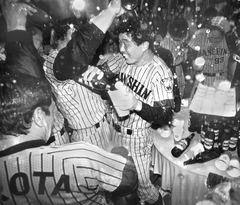 　優勝祝勝会でビールをかけ合う平田勝男１９８５年１０月