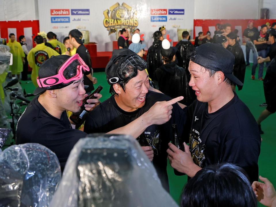 ビールかけを楽しむ（左から）佐藤輝、大山、森下（撮影・西田忠信）