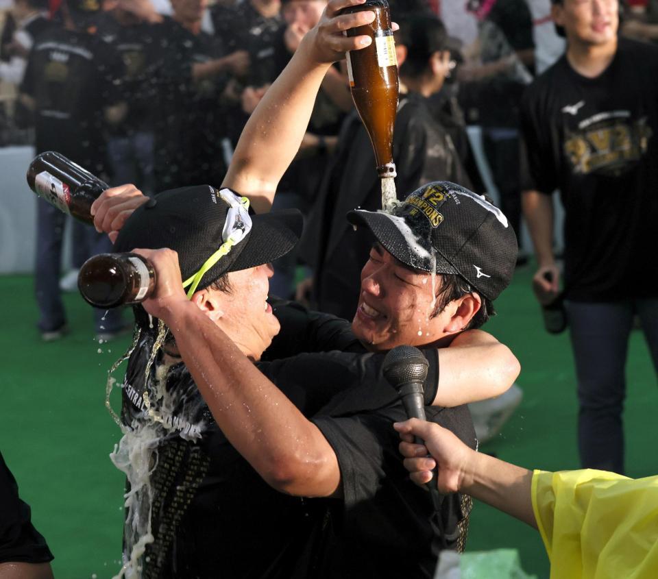 祝勝会でビールを掛け合う元山（左）と高橋（撮影・田中太一）