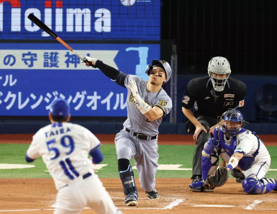 ６回、空振り三振に倒れる佐藤輝（撮影・金田祐二）