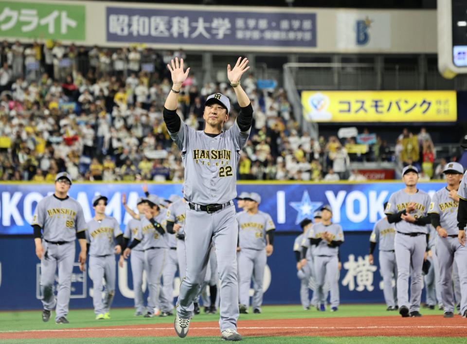 スタンドのファンに手を振る藤川監督（撮影・田中太一）