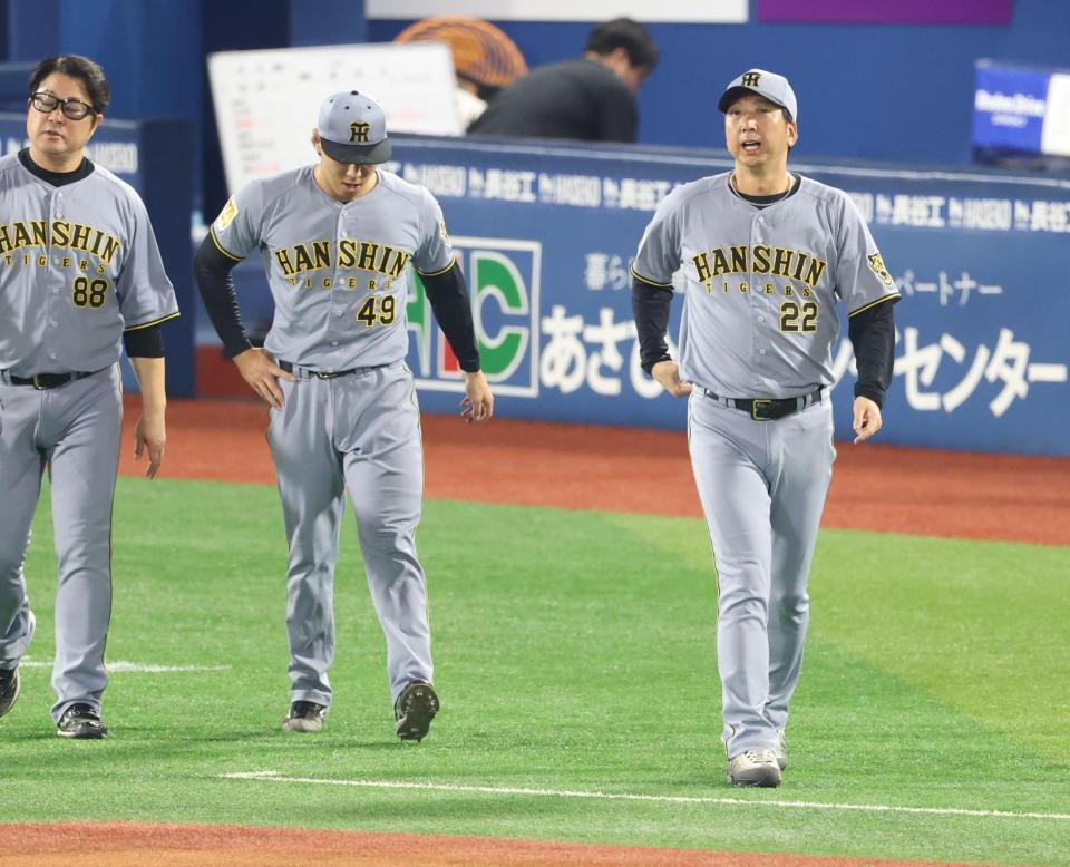 スタンドにあいさつに向かう藤川監督とがっくりの工藤（撮影・金田祐二）