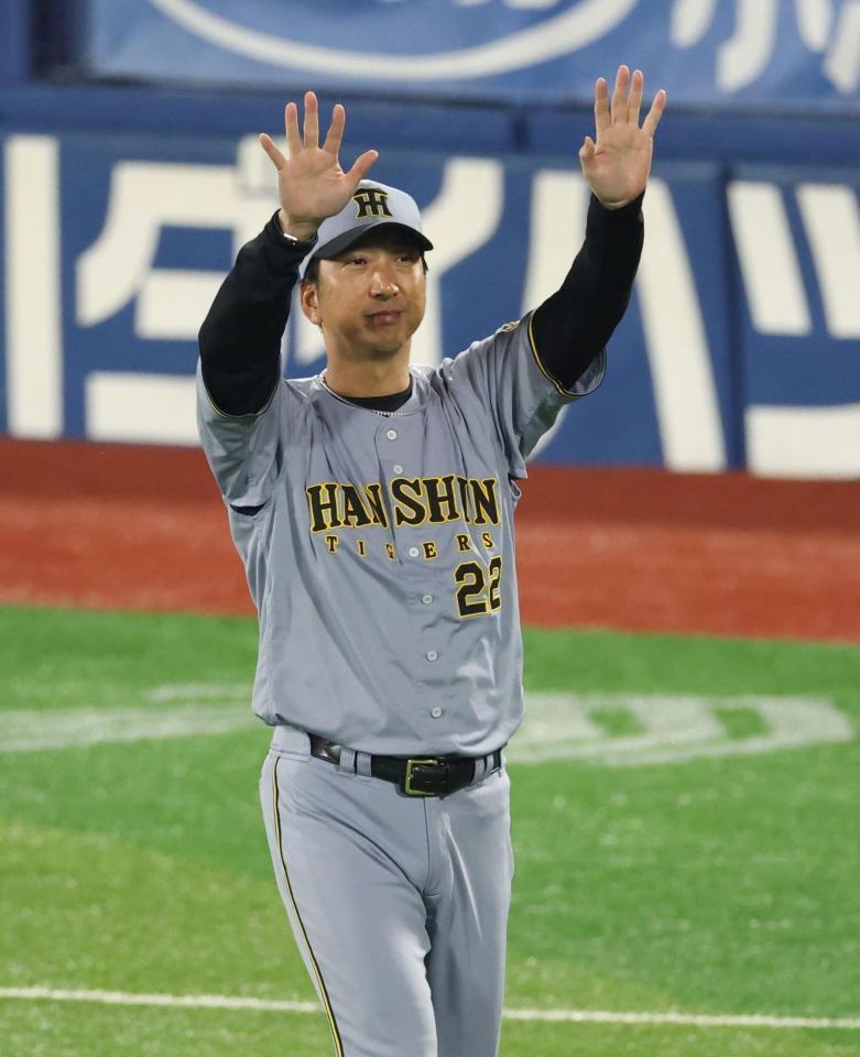 スタンドのファンにあいさつする藤川監督（撮影・金田祐二）
