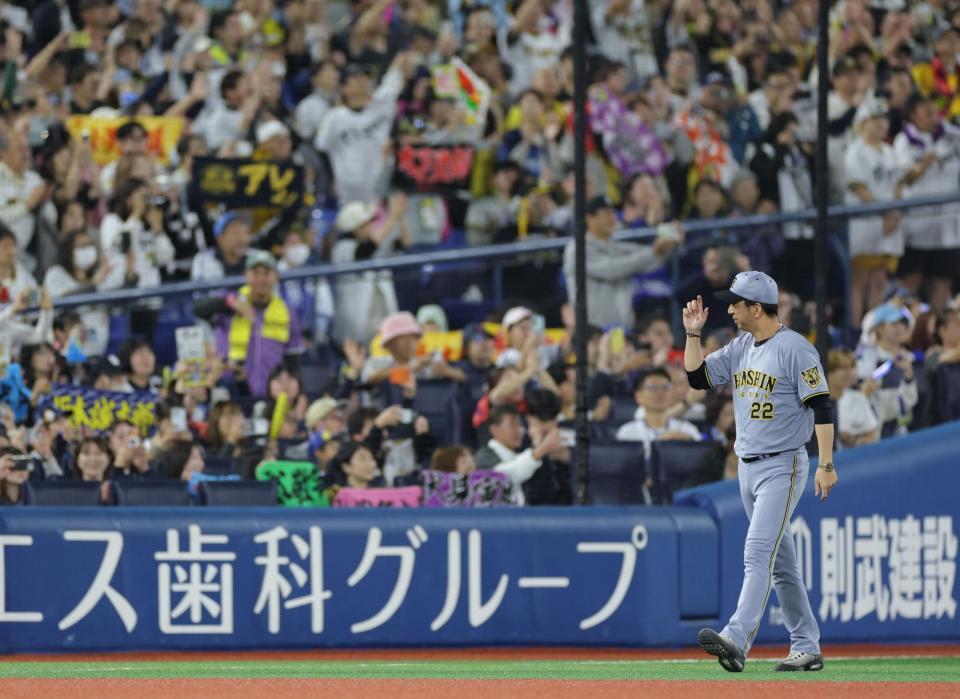 ファンの声援に応える藤川監督（撮影・西岡正）