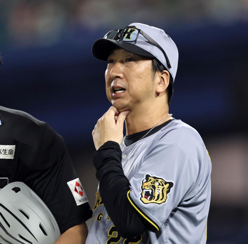 １０回、投手交代を告げる藤川監督（撮影・田中太一）
