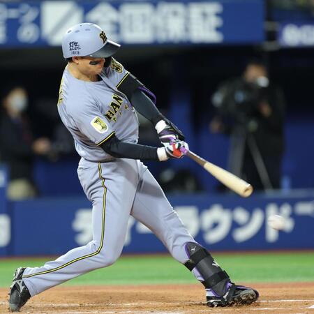 ４回、三塁内野安打を放つ森下（撮影・西岡正）