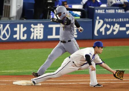 ４回、三塁内野安打で駆け込む大山（撮影・金田祐二）