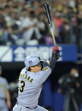 ４回、左中間に同点二塁打を放つ大山（撮影・西岡正）