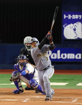 ４回、大山が適時二塁打を放つ（撮影・金田祐二）