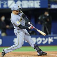４回、三塁内野安打を放つ森下（撮影・西岡正）