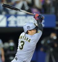４回、同点二塁打を放つ大山（撮影・西岡正）