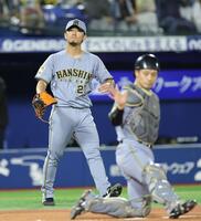１回、佐野に先制打を浴びた伊藤将（撮影・西岡正）