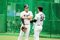 百崎（右）と話し込む立石
