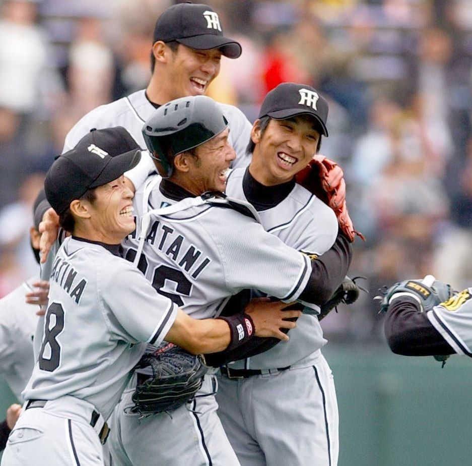 　ファーム日本選手権を制し、抱き合う中谷（中央）と藤川（右）＝２００３年１０月１１日