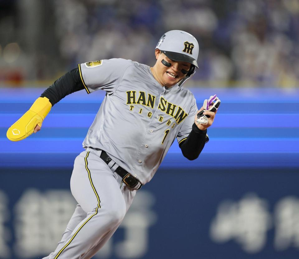 ４回、大山の適時打で本塁へ走る森下（撮影・田中太一）