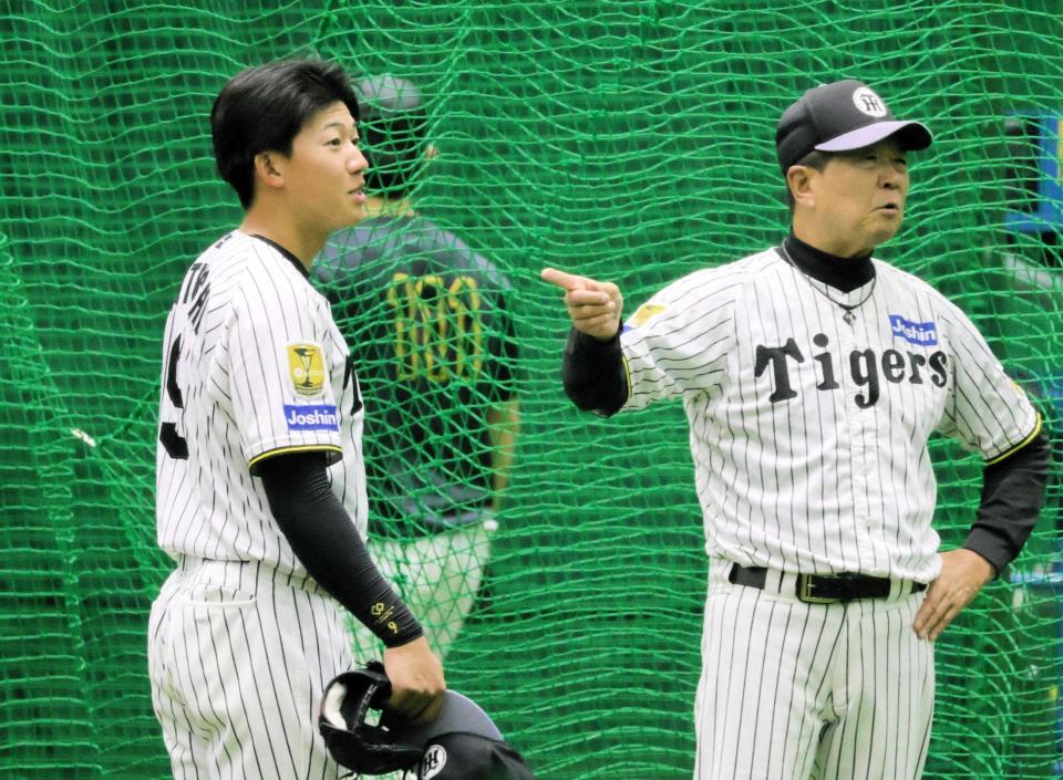 　平田２軍監督（右）らと話す立石（撮影・藤丸紘生）